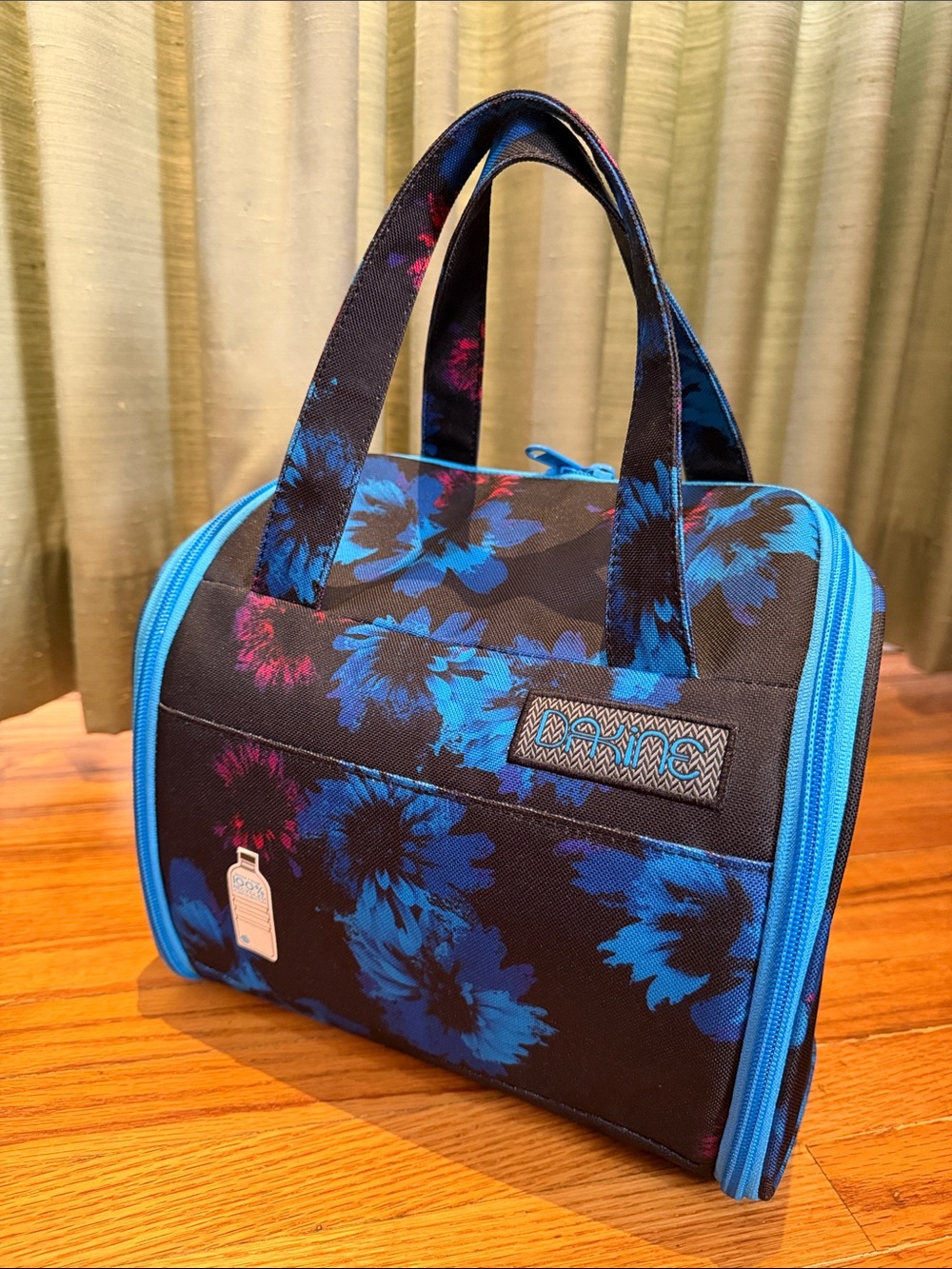 Dakine hanging toiletries bag in very good condition
